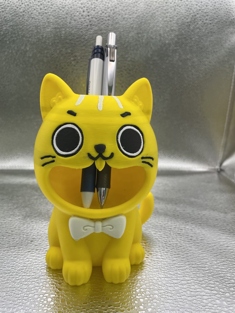 完成した大きな口のネコのペン立て